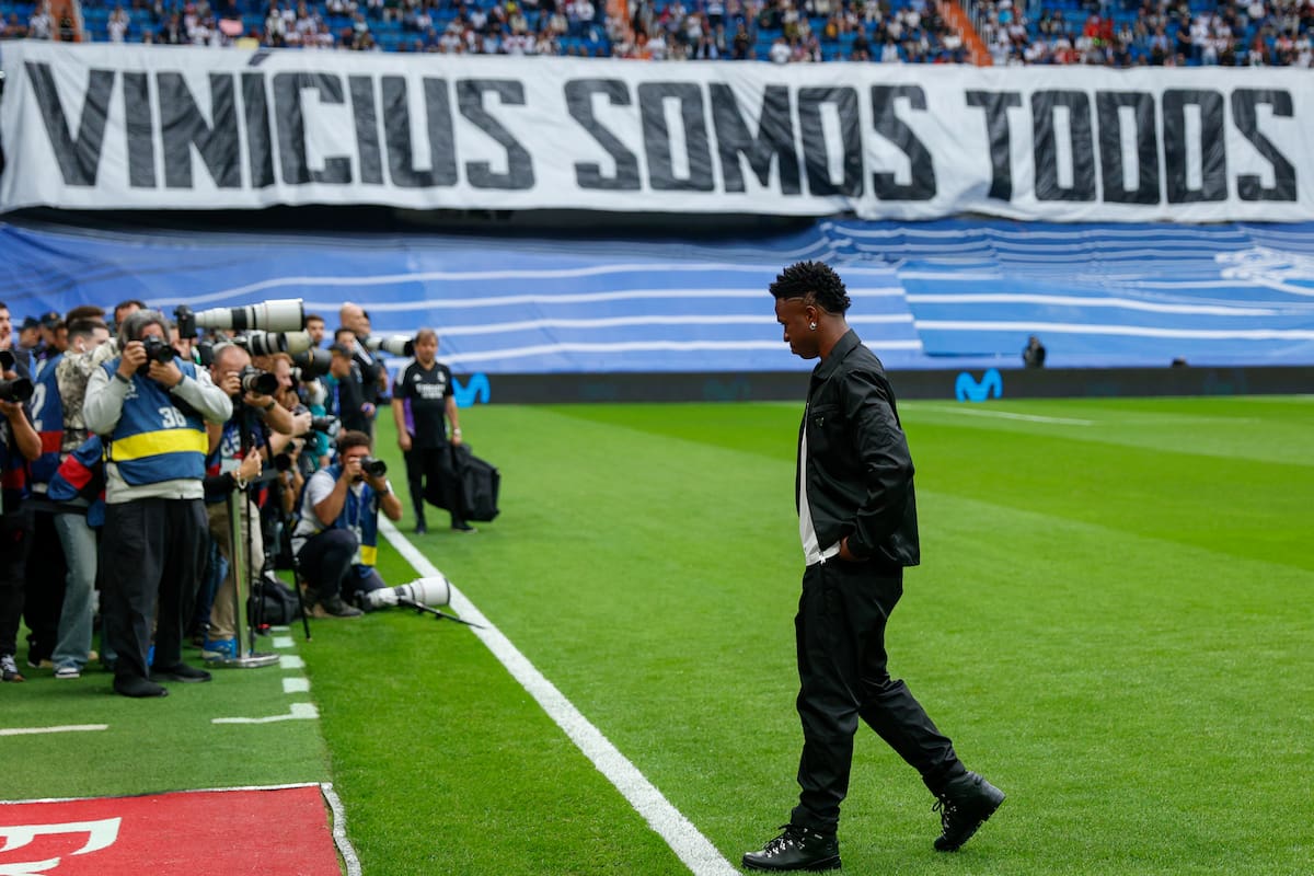 El jugador del Real Madrid Vinicius Jr. participa en un acto con motivo de los casos de racismo ocurridos en el partido anterior ante el Valencia este miércoles, previo al partido de LaLiga entre el Rayo Vallecano y el Real Madrid, en el estadio Santiago Bernabéu de Madrid. EFE/ Rodrigo Jiménez