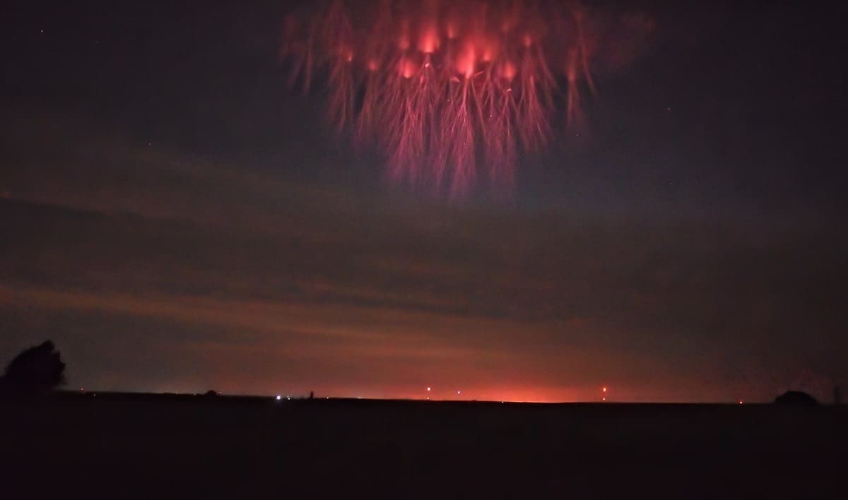 Un impactante video captó un fenómeno atmosférico inusual sobre el cielo del Tíbet: una secuencia de rayos rojos brillando fugazmente por encima de las nubes.