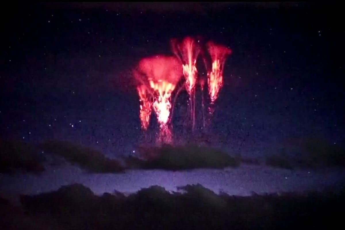 Los espectros rojos, como también se les conoce, son muy distintos de los rayos que estamos acostumbrados a observar en las descargas eléctricas provenientes de tormentas.