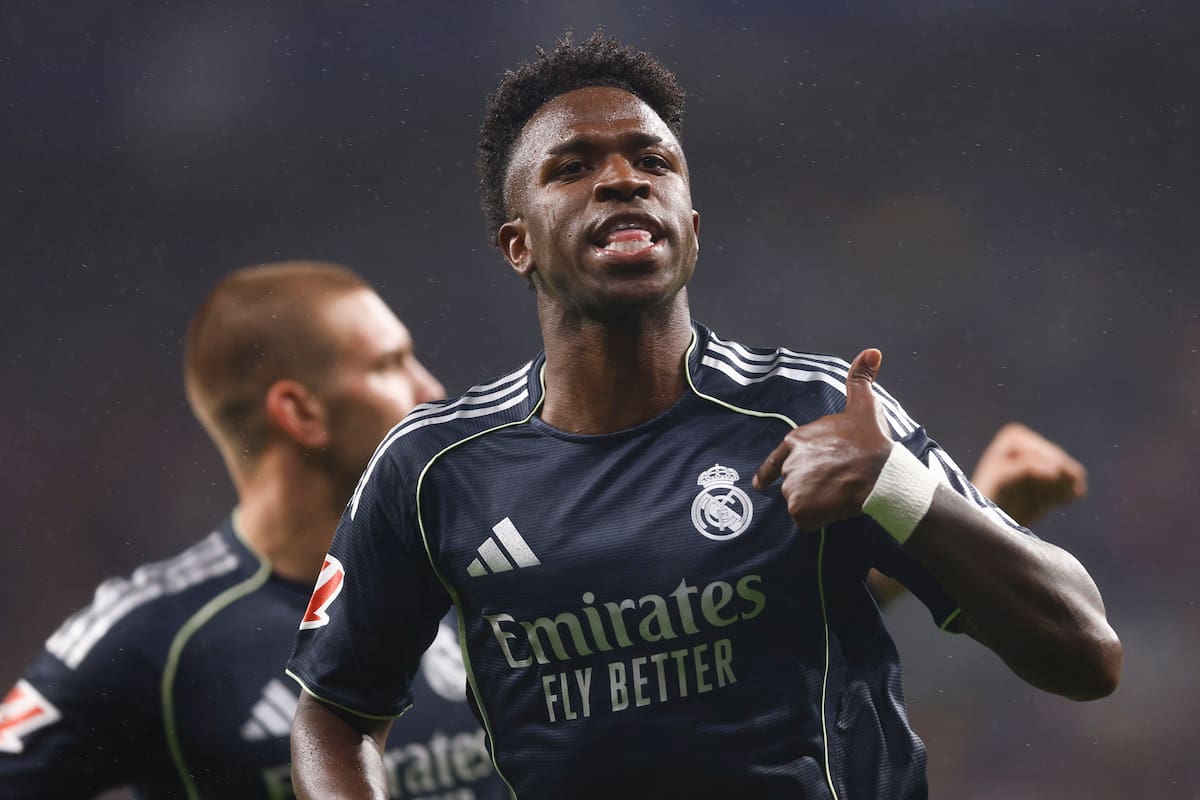 BARCELONA, 03/05/2025.- El delantero del Real Madrid Vinicius Junior celebra tras marcar el 0-2, durante el partido de LaLiga de fútbol que RCD Espanyol y Real Madrid disputan este domingo en el RCDE Stadium, en Barcelona. EFE/Quique García