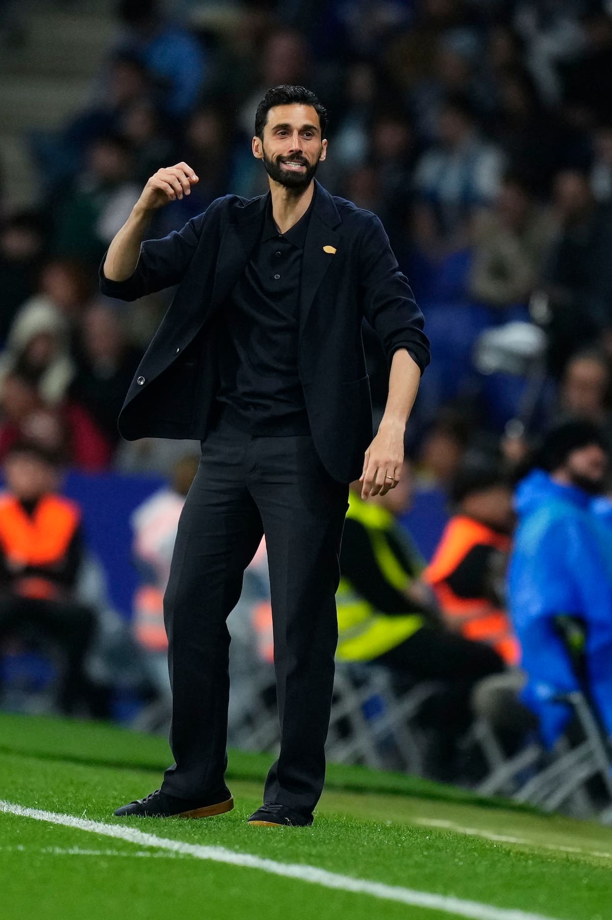 BARCELONA, 03/05/2025.- El entrenador del Real Madrid Álvaro Arbeloa, durante el partido de LaLiga de fútbol que RCD Espanyol y Real Madrid disputan este domingo en el RCDE Stadium, en Barcelona. EFE/ Siu Wu
