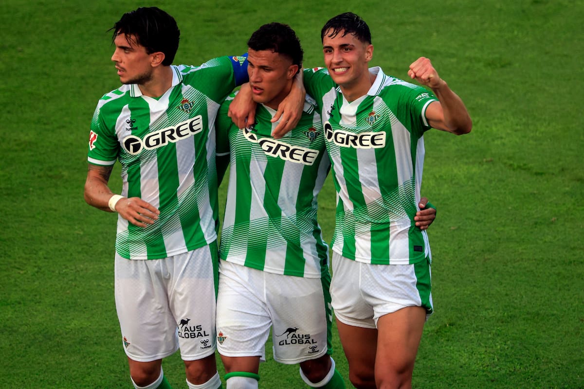LÍNEA DE LA CONCEPCIÓN (CÁDIZ), 29/07/2026.- El centrocampista colombiano del Betis Nelson Deossa (c) celebra tras anotar un gol durante un partido amistoso de pretemporada entre el Real Betis y Olimpique Lyonnais este miércoles, en la Línea de la Concepción (Cádiz). EFE/ A.Carrasco Ragel.