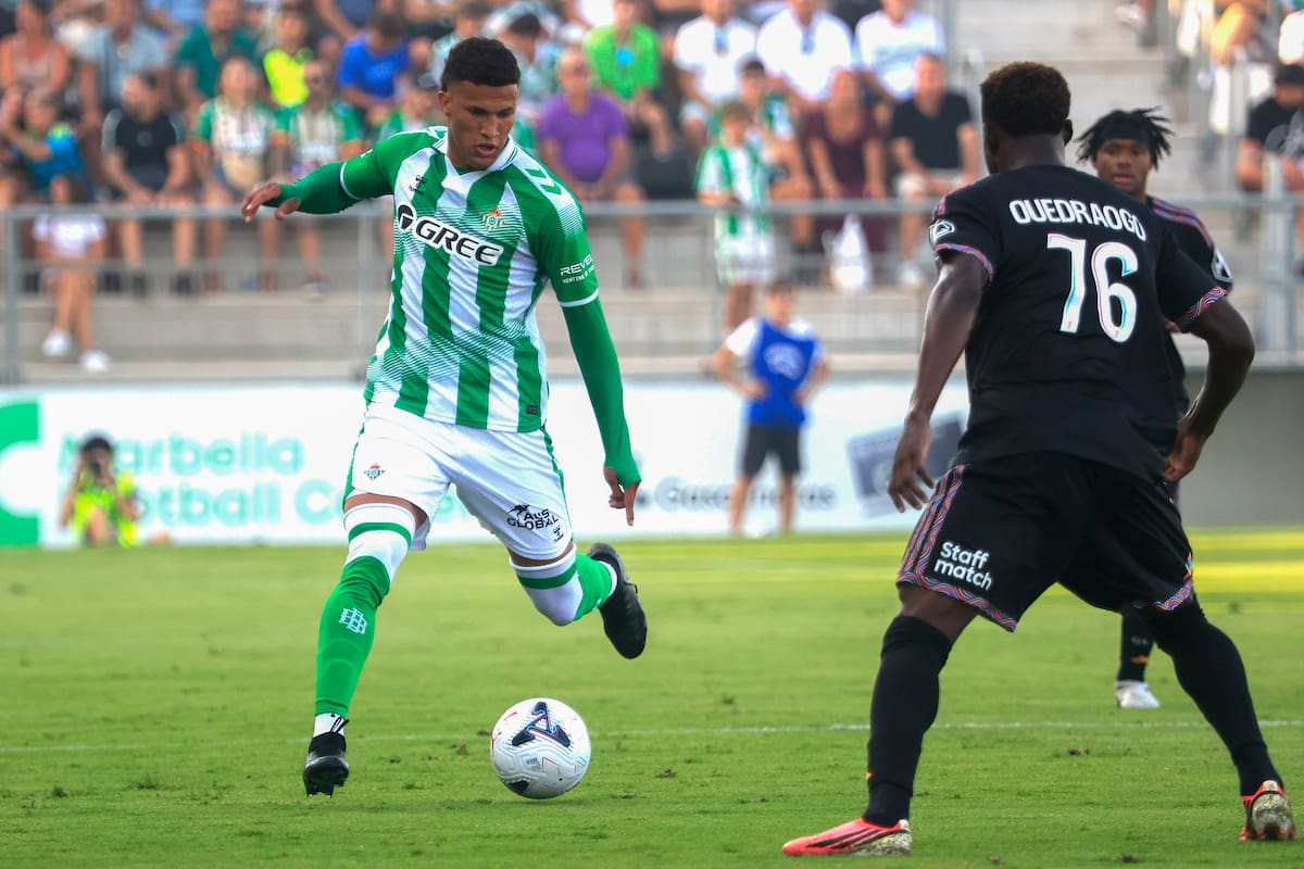 LÍNEA DE LA CONCEPCIÓN (CÁDIZ), 29/07/2026.- El centrocampista colombiano del Betis Nelson Deossa (i) disputa un balón ante Mohamadi Ouedraogo del Olimpique Lyonnais durante un partido amistoso de pretemporada entre el Real Betis y Olimpique Lyonnais este miércoles, en la Línea de la Concepción (Cádiz). EFE/ A.Carrasco Ragel.