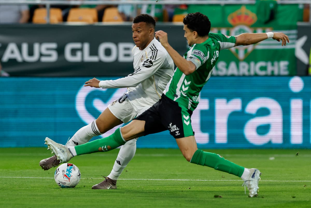 SEVILLA, 24/04/2026.- El delantero del Real Madrid Kylian Mbappé (izda) controla el balón ante el defensa del Real Betis Marc Bartra, durante el partido de la jornada 34 de LaLiga de fútbol que Real Betis y Real Madrid disputan este jueves en el estadio de La Cartuja, en Sevilla. EFE/Julio Muñoz