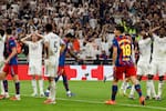 Barcelona vs. Real Madrid: hora y por dónde ver el clásico que puede definir el título en España