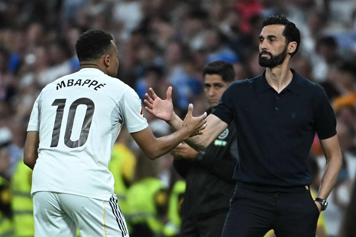 MADRID, 23/05/2026.- El delantero del Real Madrid Kylian Mbappé celebra con su entrenador Álvaro Arbeloa tras marcar el tercer gol del equipo durante el partido de la última jornada de LaLiga que Real Madrid y Athletic Club disputan este sábado en el estadio Santiago Bernabéu. EFE/Fernando Villar
