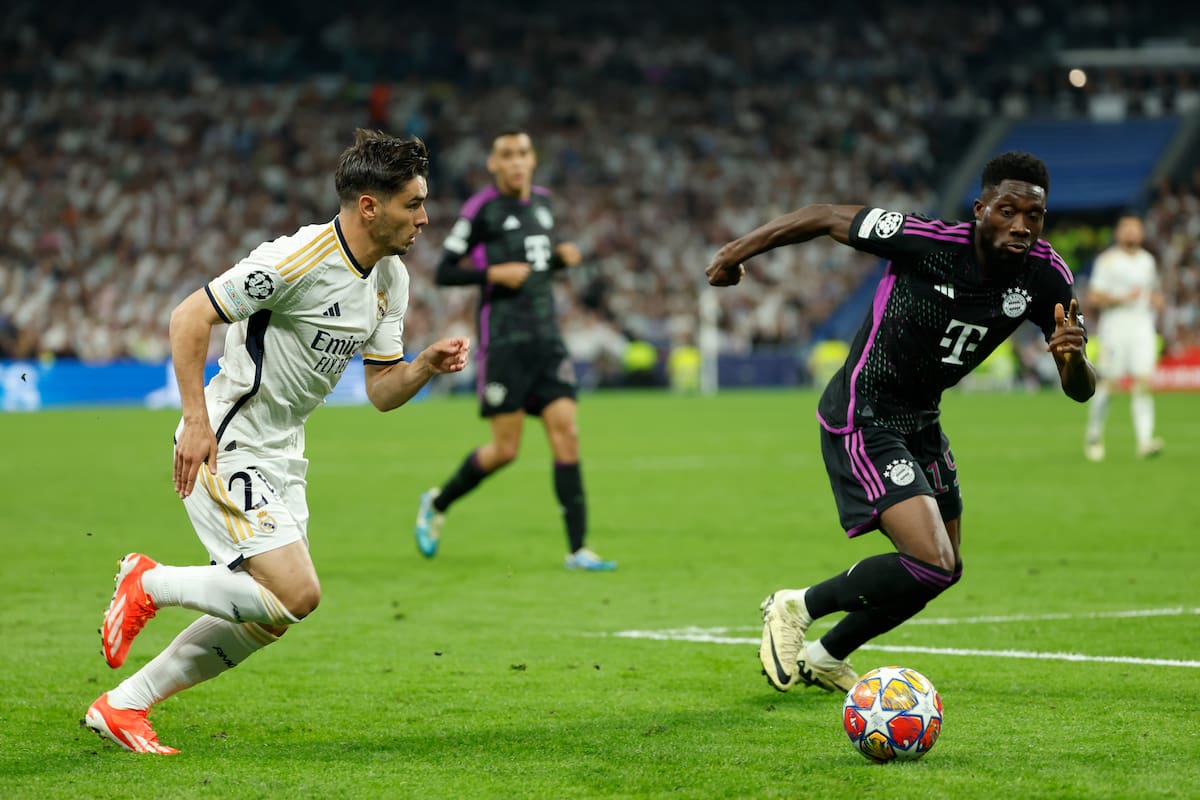 MADRID, 08/05/2024.- El centrocampista del Bayern de Múnich Alphonso Davies (d) persigue a Brahim Díaz, del Real Madrid, durante el partido de vuelta de las semifinales de la Liga de Campeones que Real Madrid y Bayern de Múnich disputan hoy miércoles en el estadio Santiago Bernabéu, en Madrid. EFE/Mariscal