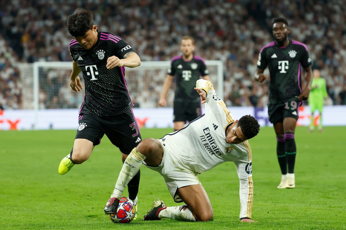 MADRID, 08/05/2024.- El centrocampista del Real Madrid Jude Bellingham (d) pelea un balón ante Min-Jae Kim, del Bayern, durante el partido de vuelta de las semifinales de la Liga de Campeones que Real Madrid y Bayern de Múnich han disputado hoy miércoles en el estadio Santiago Bernabéu. EFE/Mariscal