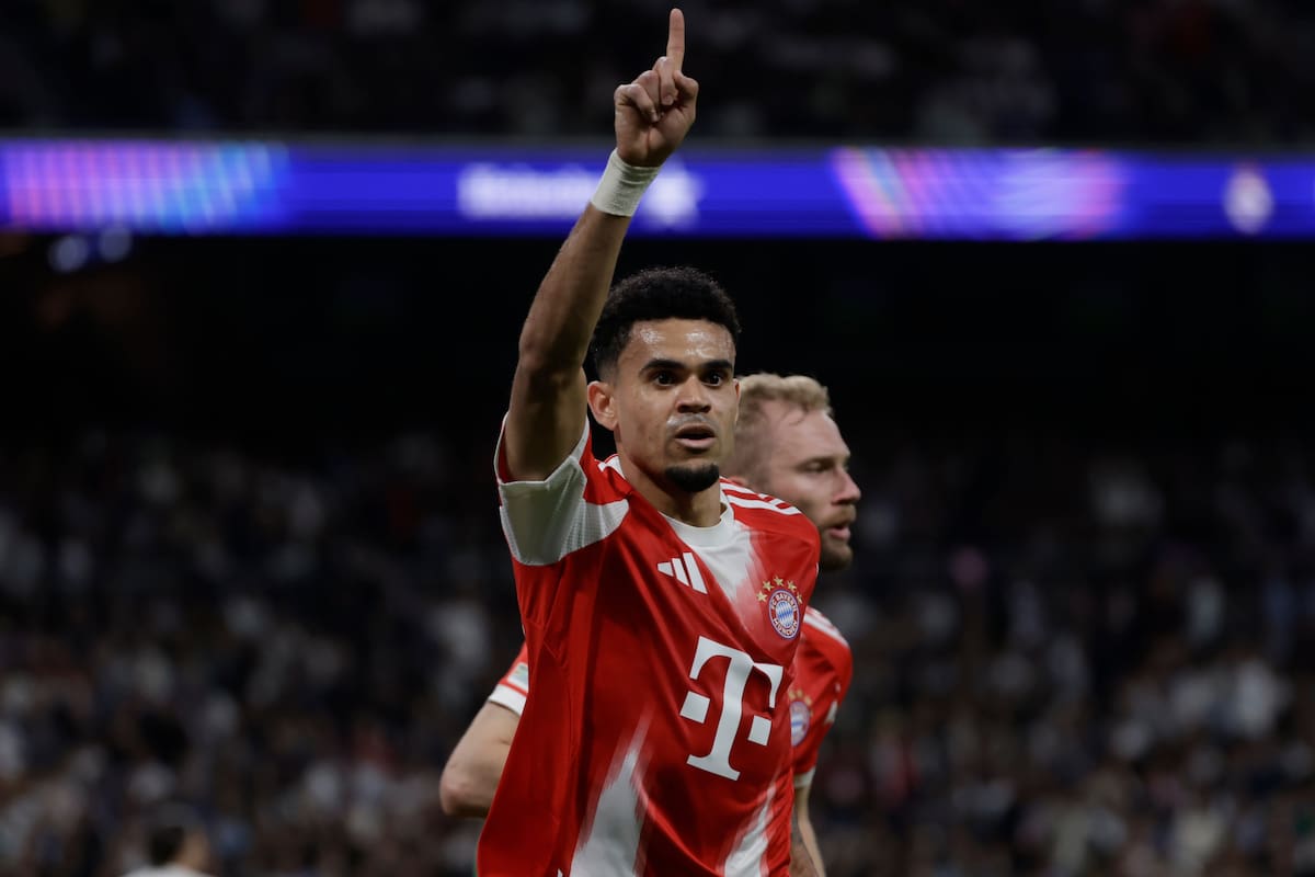 MADRID, 07/04/2026.- El delantero colombiano del Bayern Munich Luis Díaz celebra tras anotar el primer gol del equipo durante el encuentro correspondiente a la ida de los cuartos de final de la Liga de Campeones que disputan este martes Real Madrid y Bayern Munich en el estadio Santiago Bernabéu, en Madrid. EFE/Juanjo Martín.