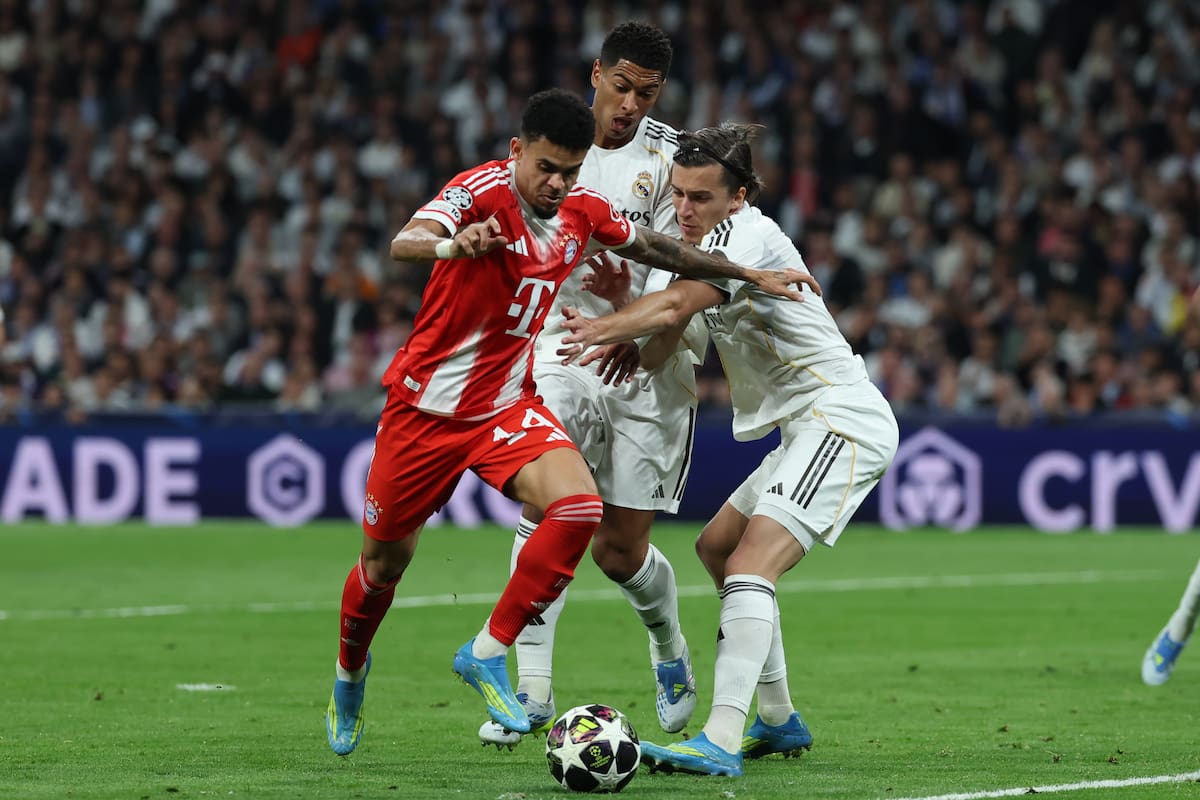 MADRID, 07/04/2026.- El defensa del Real Madrid Álvaro Carreras (d) lucha con Luis Díaz (i), del Bayern Munich, durante el encuentro correspondiente a la ida de los cuartos de final de la Liga de Campeones que disputan este martes Real Madrid y Bayern Munich en el estadio Santiago Bernabéu, en Madrid. EFE/Kiko Huesca