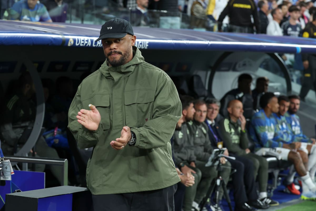 MADRID, 07/04/2026.- El entrenador del Bayern de Múnich, Vincent Kompany, antes del inicio del encuentro correspondiente a la ida de los cuartos de final de la Liga de Campeones que disputan este martes Real Madrid y Bayern Munich en el estadio Santiago Bernabéu, en Madrid. EFE/Kiko Huesca