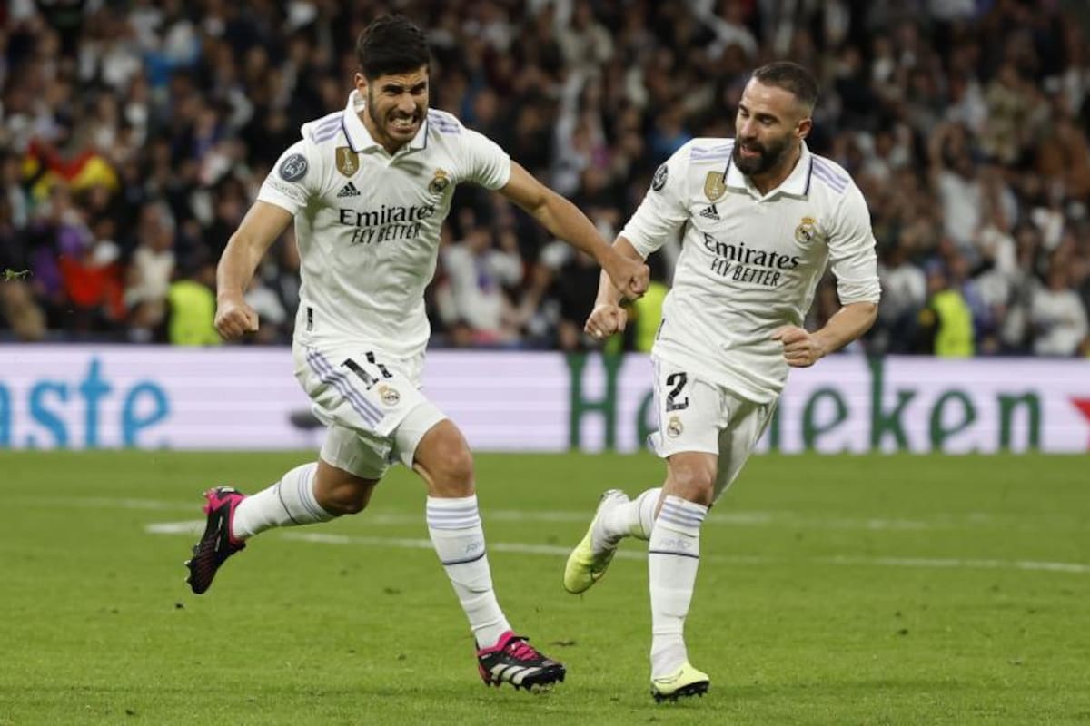 El delantero del Real Madrid Marco Asensio (i) celebra junto a Dani Carvajal tras marcar el segundo gol ante el Chelsea, durante el partido de ida de cuartos de final de Liga de Campeones que Real Madrid y Chelsea FC disputaron en el estadio Santiago Bernabéu. Juanjo Martín / EFE / VANGUARDIA