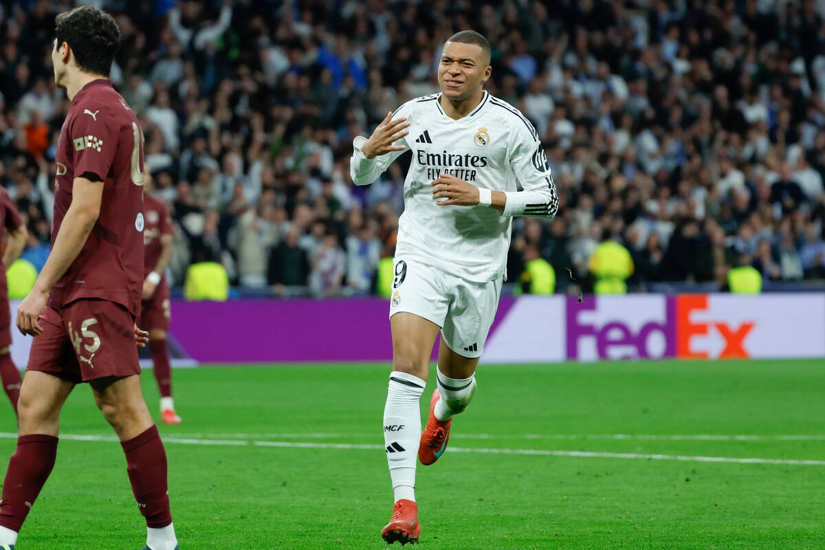 MADRID, 19/02/2025.- El delantero francés del Real Madrid Kylian Mbappé celebra tras anotar el tercer gol de su equipo, durante el partido de vuelta de la eliminatoria previa a los octavos de final de la Liga de Campeones que Real Madrid y Manchester City disputan hoy miércoles en el estadio Santiago Bernabéu. EFE/Juanjo Martín