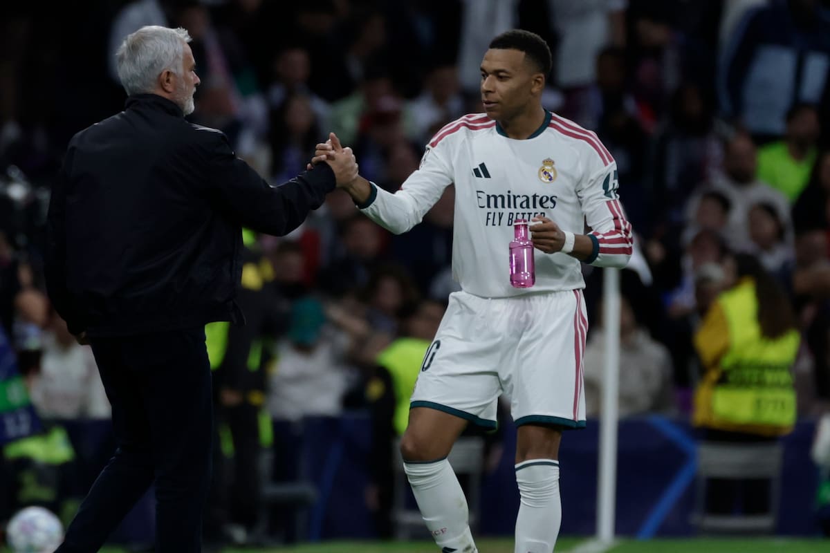 MADRID, 21/10/2026.- El entrenador del Real Madrid, Jose Mourinho, felicita a Kylian Mbappé (d) al ser sustituido durante el partido de la Liga de Campeones que Real Madrid y RB Leipzig disputan este miércoles en el Santiago Bernabéu. EFE/Juanjo Martín