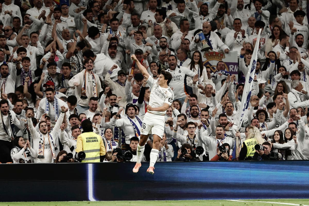MADRID, 04/01/2026.- El delantero del Real Madrid Gonzalo García celebra su tercer gol, cuarto del equipo, durante el partido de LaLiga entre el Real Madrid y el Betis, este domingo en el estadio Santiago Bernabéu. EFE/ Sergio Pérez