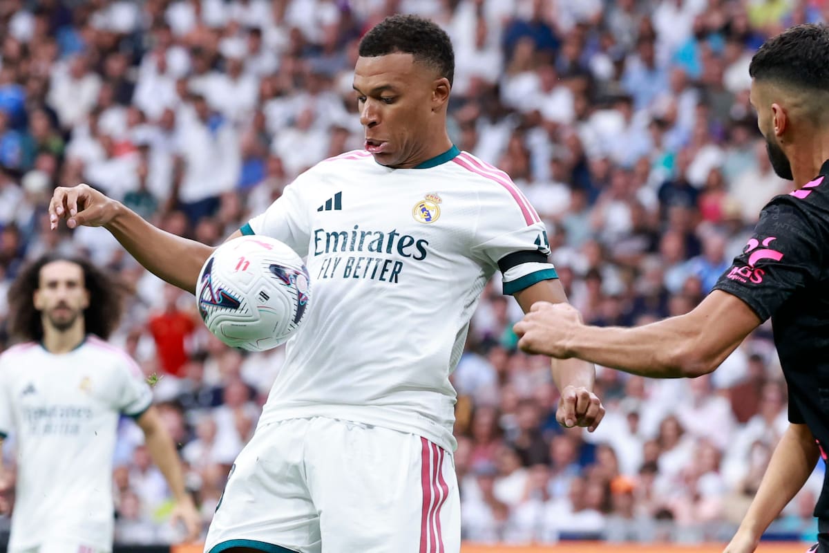 El delantero francés del Real Madrid Kylian Mbappé (i) durante el partido de LaLiga entre el Real Madrid y el Málaga, este domingo en el estadio Santiago Bernabéu. EFE/ Chema Moya