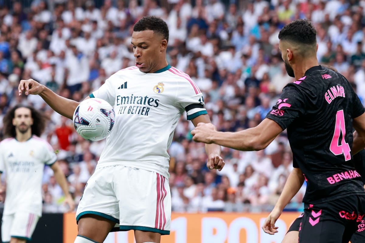 El delantero francés del Real Madrid Kylian Mbappé (i) durante el partido de LaLiga entre el Real Madrid y el Málaga, este domingo en el estadio Santiago Bernabéu. EFE/ Chema Moya
