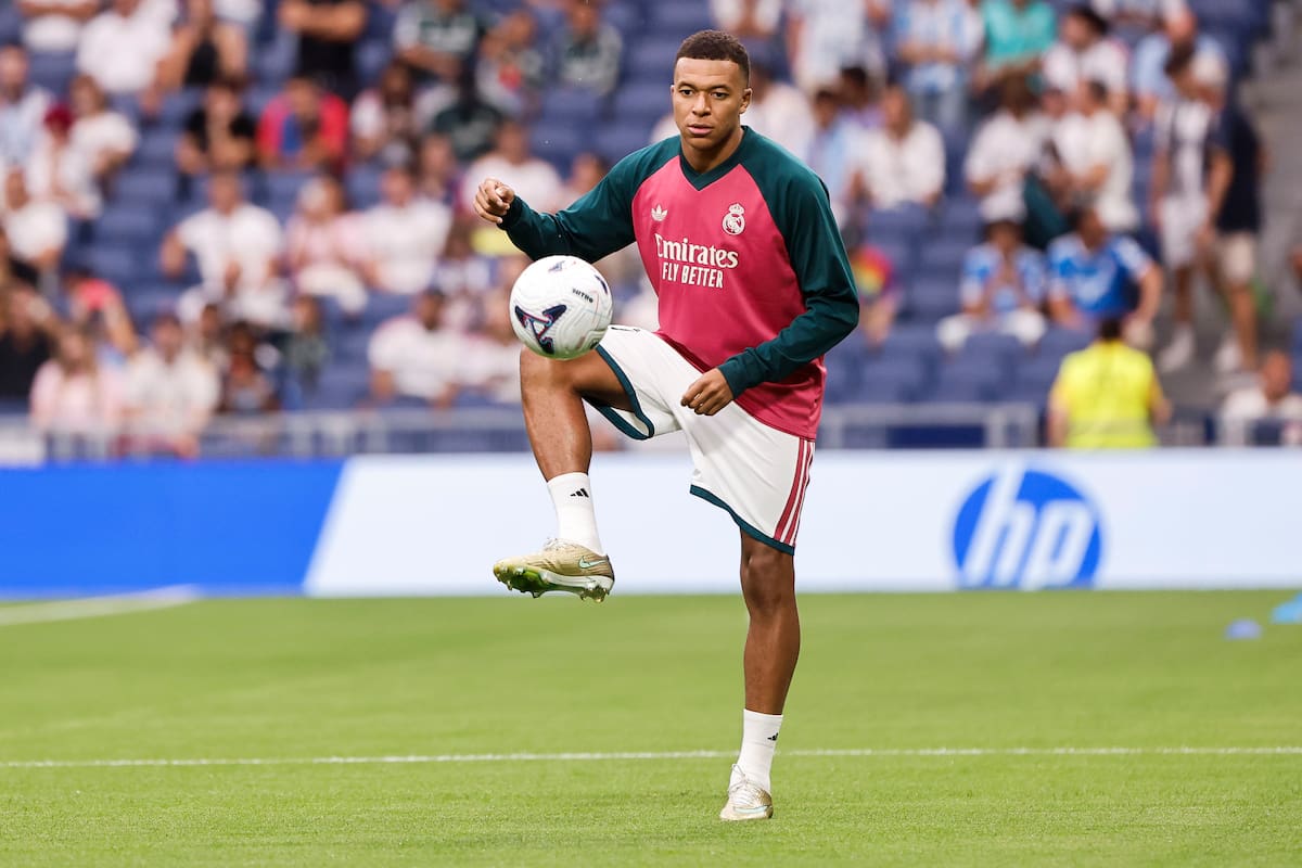 MADRID, 30/08/2026.- El delantero francés del Real Madrid, Kylian Mbapé, en el calentamiento previo al partido de LaLiga entre el Real Madrid y el Málaga, este domingo en el estadio Santiago Bernabéu. EFE/ Sergio Pérez
