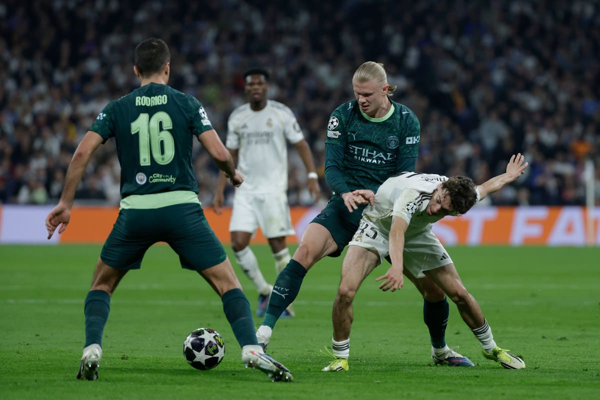 MADRID, 11/03/2026.- El centrocampista del Real Madrid, Thiago (d), disputa el balón ante el delantero noruego del Manchester City, Erling Haaland, durante el encuentro correspondiente a la ida de los octavos de final de la Liga de Campeones que Real Madrid y Manchester City disputan este miércoles en el estadio Santiago Bernabéu, en Madrid. EFE/Juanjo Martín.