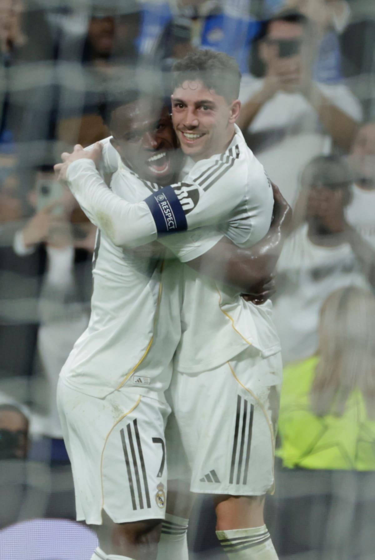MADRID, 11/03/2026.- El centrocampista uruguayo del Real Madrid Fede Valverde (d) celebra su segundo gol, y el segundo del equipo blanco, en el encuentro correspondiente a la ida de los octavos de final de la Liga de Campeones que Real Madrid y Manchester City disputan este miércoles en el estadio Santiago Bernabéu, en Madrid. EFE/Juanjo Martín