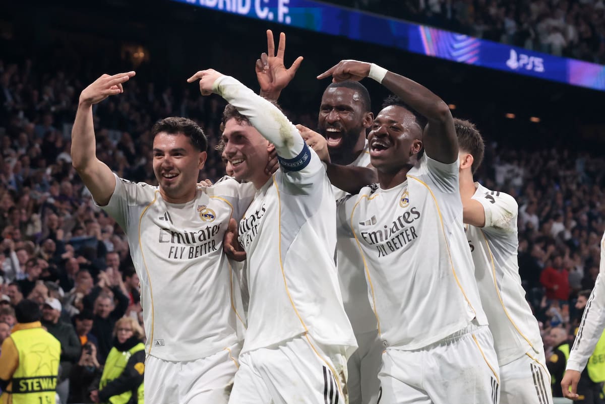 MADRID, 11/03/2026.- El centrocampista uruguayo del Real Madrid Fede Valverde (2i) celebra su tercer gol durante el encuentro correspondiente a la ida de los octavos de final de la Liga de Campeones que Real Madrid y Manchester City disputan este miércoles en el estadio Santiago Bernabéu, en Madrid. EFE/ Juanjo Martín