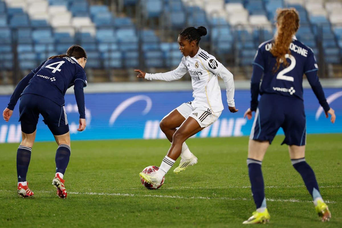 MADRID, 18/02/2026.- La delantera colombiana del Real Madrid Linda Caicedo (c) intenta superar a la defensa eslovena del París FC Kaja Korosec (i) durante el partido de Liga de Campeones femenina entre el Real Madrid y el París FC, este miércoles en el estadio Alfredo di Stéfano. EFE/ Mariscal