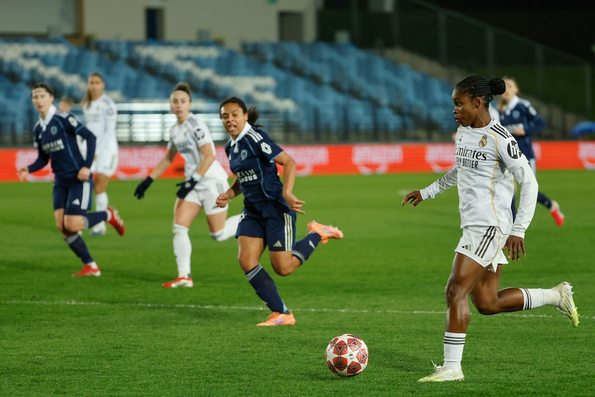 MADRID, 18/02/2026.- La centrocampista colombiana del Real Madrid Linda Caicedo (d) durante el partido de Liga de Campeones femenina entre el Real Madrid y el París FC, este miércoles en el estadio Alfredo di Stéfano. EFE/ Mariscal