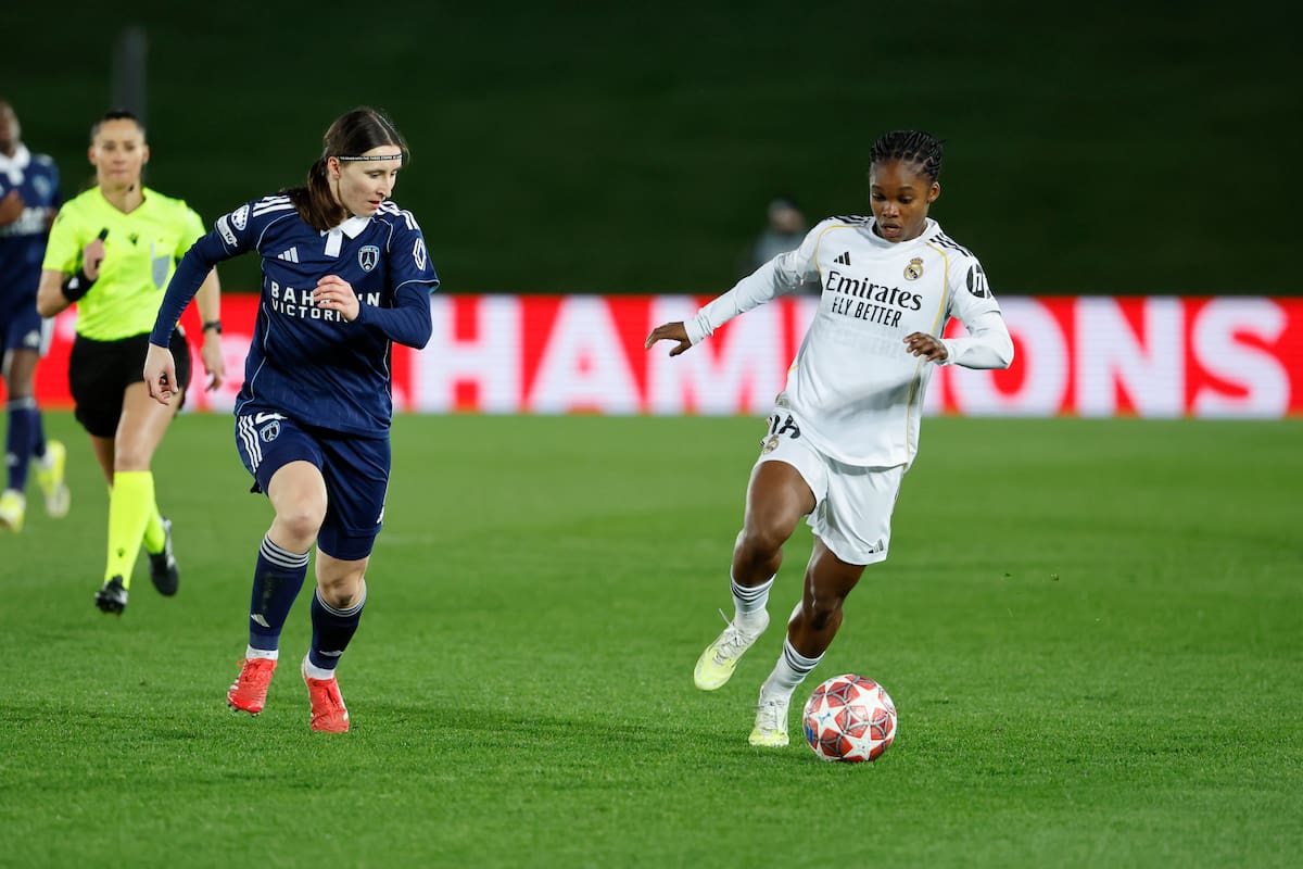 MADRID, 18/02/2026.- La delantera colombiana del Real Madrid Linda Caicedo (d) intenta superar a la defensa eslovena del París FC Kaja Korosec (i) durante el partido de Liga de Campeones femenina entre el Real Madrid y el París FC, este miércoles en el estadio Alfredo di Stéfano. EFE/ Mariscal