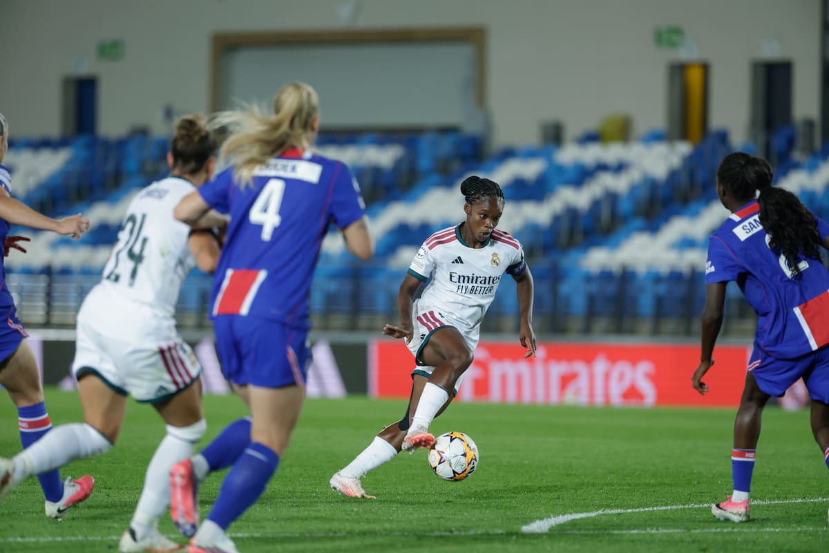 MADRID, 22/09/2026.- La delantera colombiana del Real Madrid Linda Caicedo (2d) intenta superar a Thiniba Samoura (d), del PSG, durante el partido de Liga de Campeones femenina que Real Madrid y París Saint Germain disputan hoy martes en el estadio Alfredo di Stéfano, en Madrid. EFE/Juanjo Martín