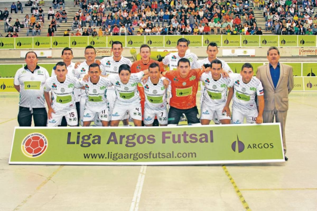 Este es el grupo de jugadores y cuerpo técnico del Real Bucaramanga, que se coronó campeón de la Liga Argos 2015 - I. (Foto: Suministrada / VANGUARDIA LIBERAL)