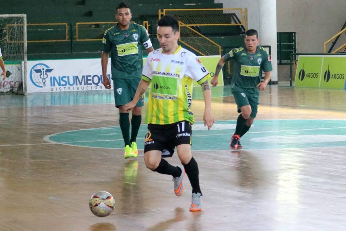 Real Bucaramanga buscará mantener su paso arrollador esta noche (8:00 p.m.), cuando enfrente al Deportivo Lyon, en la ciudad de Cali. (Foto: Fabián Hernández / VANGUARDIA LIBERAL)
