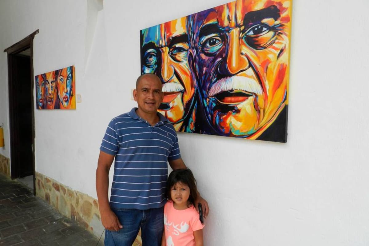 El artista piedecuestano Rolando Guiza, dio apertura al onomástico 25 del colegio Cavirey con la exposición de arte “Vendedor de ilusiones”, que integra el trabajo de estudiantes como Diana Quintero, Laura Amaya, Fredy García, Andrés Paredes entre otros artistas (Foto: Édgar Omar Bustos A/ VANGUARDIA LIBERAL)