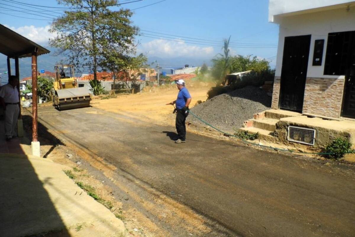 Maquinaria y operadores del municipio del Socorro realizaron el replanteo de las principales vías de acceso al barrio 1 de Mayo, donde se requiere la pavimentación urgente del sus calles. (Foto: Suministrada/VANGUARDIA LIBERAL)