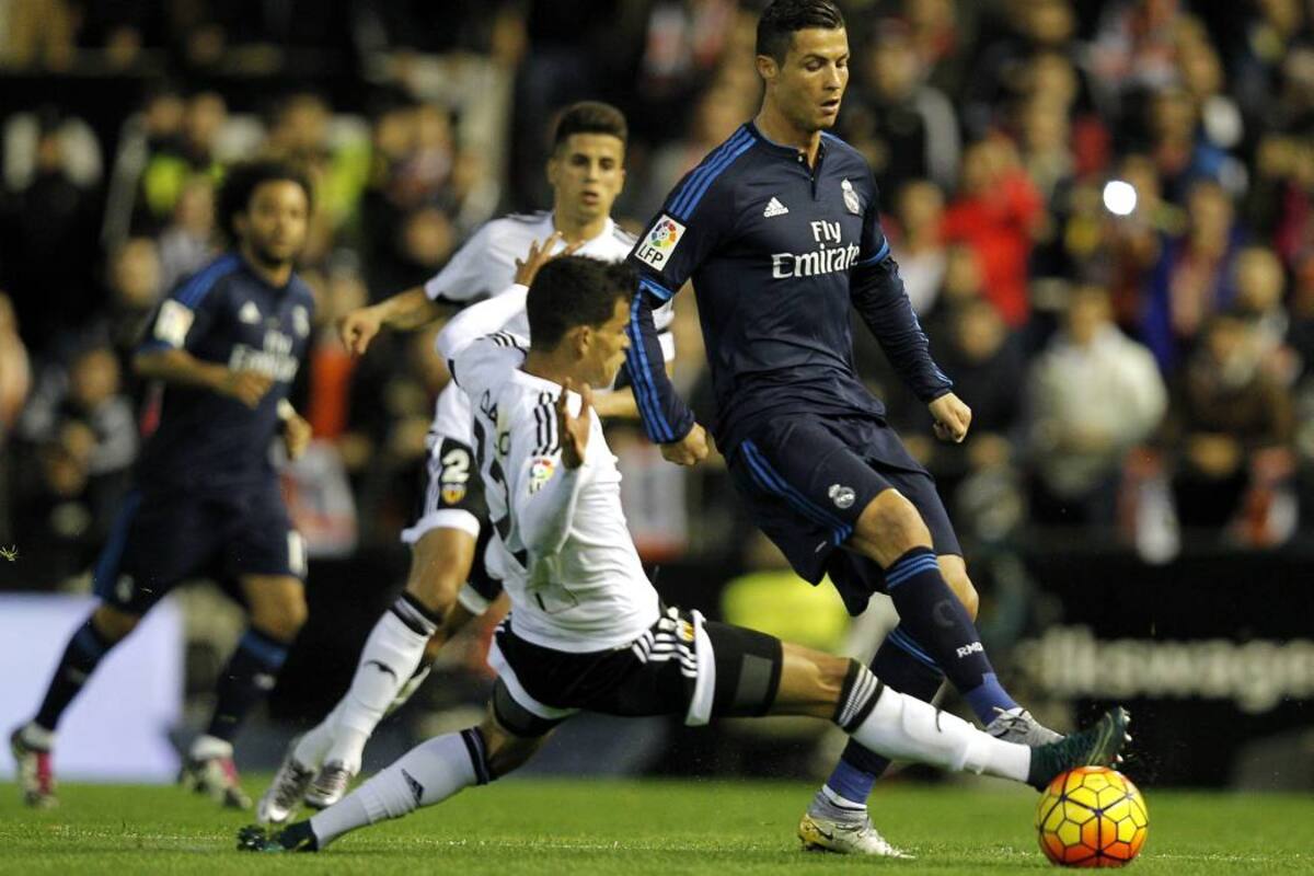 Real Madrid dejó escapar la posibilidad de alcanzar a Barcelona en el segundo lugar de la Liga española, tras igualar 2-2 con Valencia, en un juego donde no estuvo James Rodríguez. (Foto: AFP / VANGUARDIA LIBERAL)