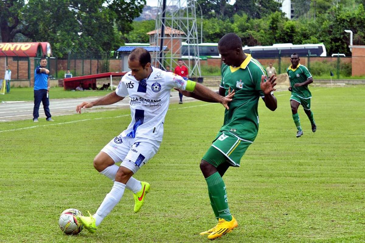 Real Santander no pudo conservar la victoria y terminó cediendo un empate 2-2 en calidad de local ante Quindío. El elenco ‘albo’ dejó escapar la posibilidad de ascender a los ocho primeros del Torneo Águila. (Foto: Laura Herrera / VANGUARDIA LIBERAL)