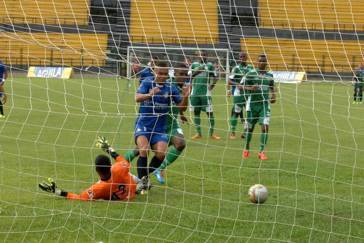 Miguel Herrera anotó el primer gol del partido en el que Real Santander derrotó 3-2 a Valledupar en la quinta fecha de la segunda vuelta del Torneo de Ascenso. (Foto: Jaime del Río / VANGUARDIA LIBERAL)