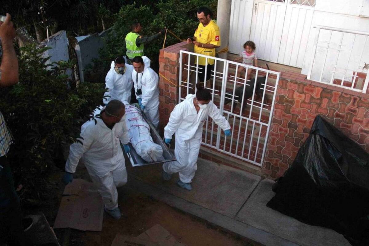 El cuerpo de Raúl Herrera, de 57 años, fue llevado a la morgue de Medicina Legal, seccional Bucaramanga. Las extranjeras capturadas serán presentadas hoy ante un juez. (Foto: Élver Rodríguez / VANGUARDIA LIBERAL)