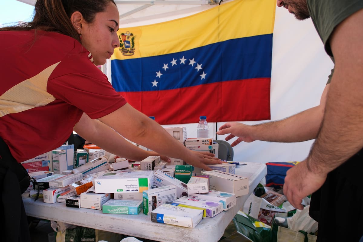 LA LAGUNA (TENERIFE), 26/06/2026.- Un grupo de ciudadanos venezolanos residentes en Tenerife ha organizado este viernes un centro de recogida de agua, alimentos no perecederos, recursos médicos, ropa y abrigo en el municipio de La Laguna para los afectados por el doble terremoto de Venezuela del pasado miércoles, que ha dejado centenares de muertos y personas desaparecidas. EFE/Alberto Valdés