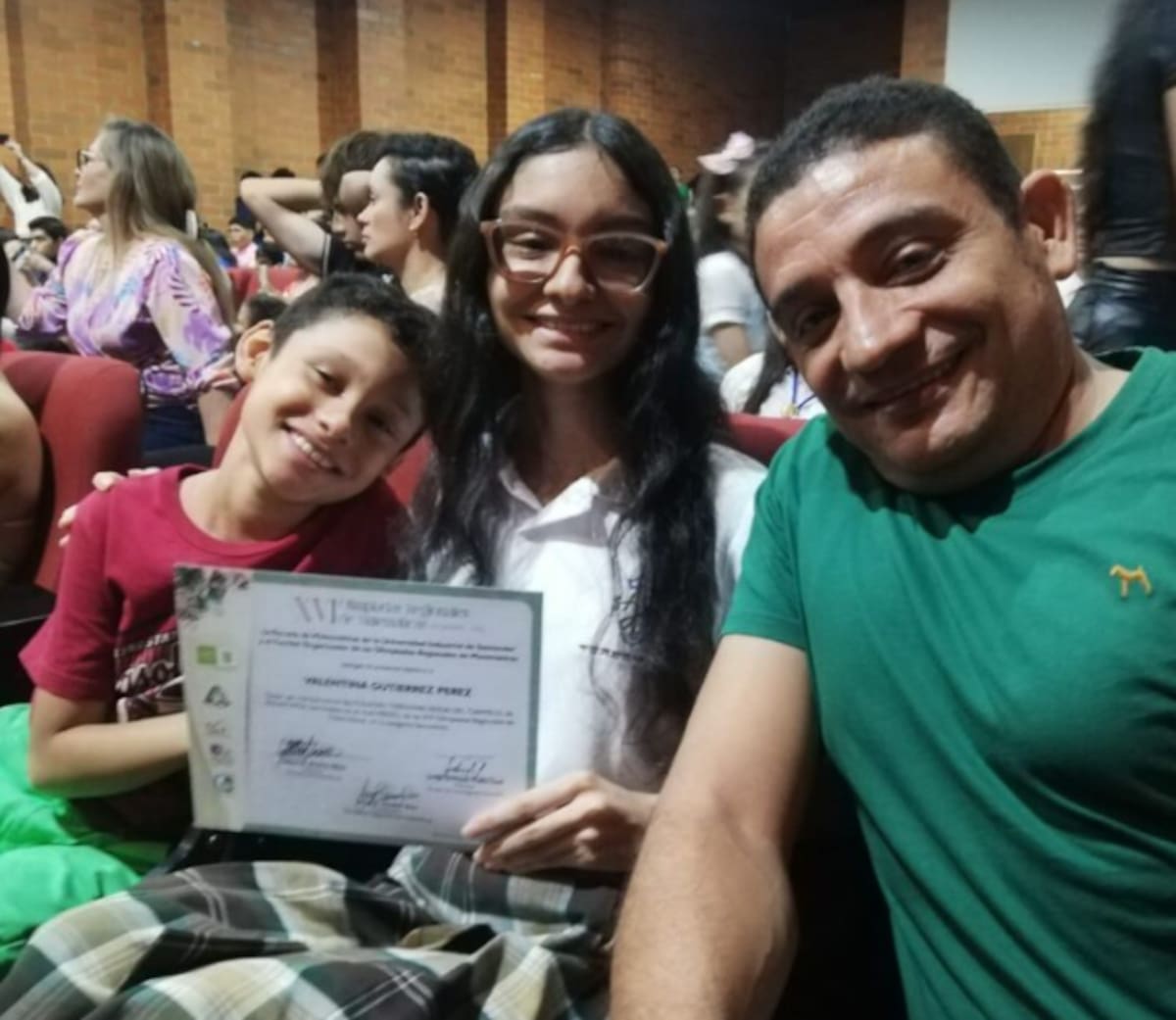 Valentina Gutiérrez Pérez, del colegio Teresiano Reina del Carmelo, de Aguachica, aparece aquí junto a sus familiares. Ella quedó en el segundo lugar del nivel medio de las Olimpiadas de Matemáticas.