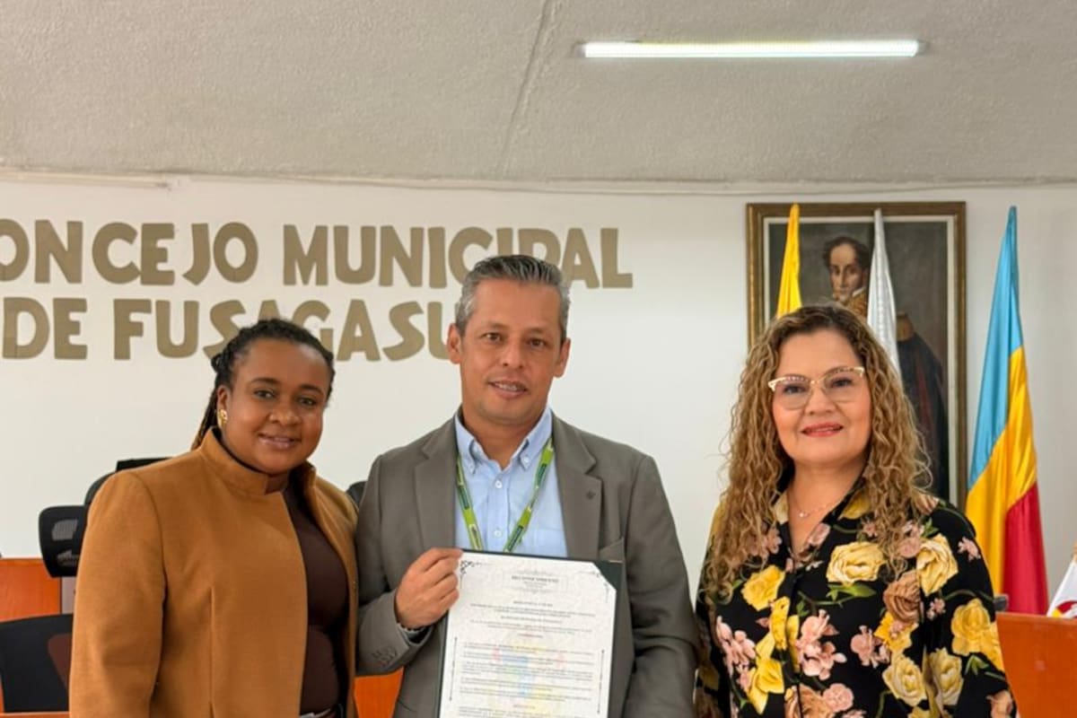 Elizabeth Sánchez, concejal de Fusagasugá; Álvaro Pachón, gerente de agencia Fusagasugá y Sandra Vargas presidente de Concejo del municipio de Fusagasugá. Suministrada / VANGUARDIA