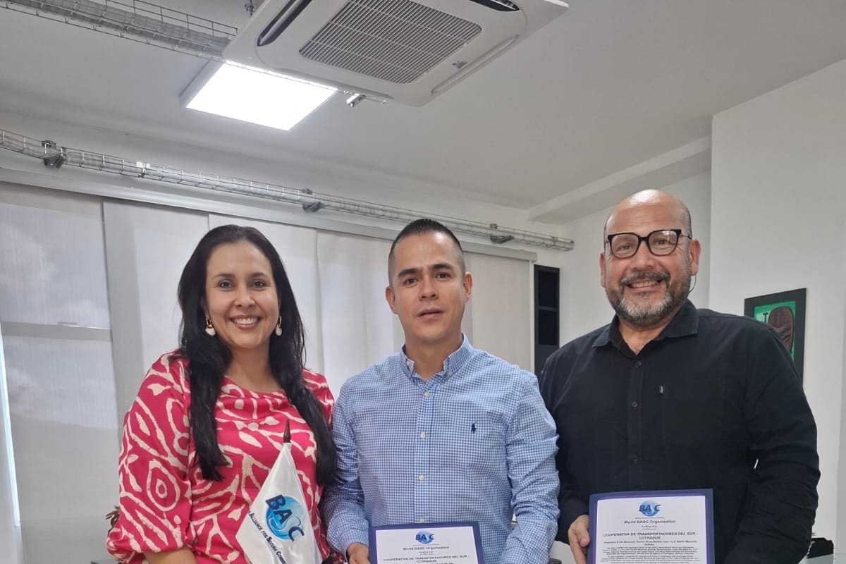 Silvia Carolina Sánchez Monsalve, directora Ejecutiva de BASC Oriente; Wolfang E. Peña Díaz, gerente general de COTRASUR; Luis Fernando Peña, director comercial de COTRASUR. Suministrada / VANGUARDIA