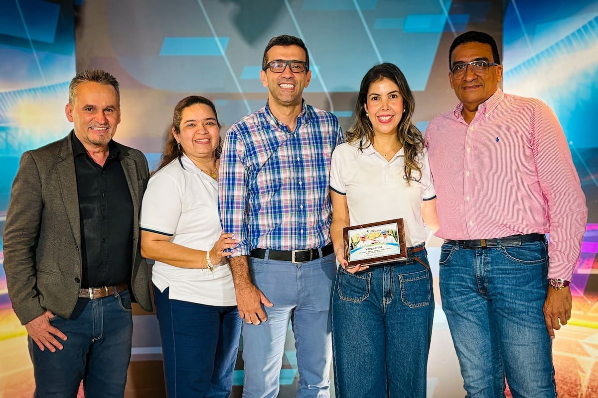 Euclides Kilô Ardila, periodista y promotor de la campaña en Vanguardia; Bibiana Gómez Mancilla, líder de mercadeo del Asilo San Rafael; Manuel Carrascal, jefe de Publicidad de Vanguardia; Diana Marcela García Gualdrón, directora General del Asilo San Rafael; y Helman Villamizar Daza, jefe de Redacción de Vanguardia. Wilmer Niño / VANGUARDIA