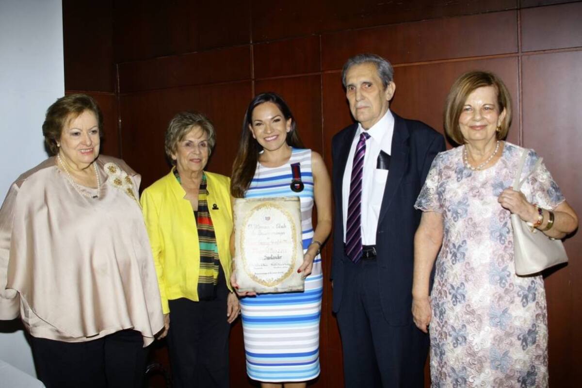 Diana Silva de Parra, presidenta del Woman’s Club; Cecilia Reyes de León, miembro de la Fundación Participar; Diana Saray Giraldo Mesa, Mujer del Año en Santander y directora de Vanguardia Liberal; Gustavo Galvis Arenas y Mercedes Ortiz de Galvis. (Foto: Fotos: César Flórez León / VANGUARDIA LIBERAL )