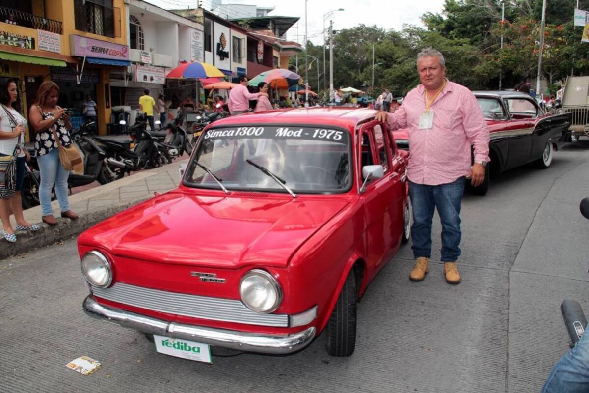 Alberto Rodríguez mostró muy orgulloso su Simca 1.300, modelo 1975. Esta fue una de las marcas que más admiradores tuvo en el también denominado ‘desfile del ayer’. (Foto: Javier Gutiérrez/VANGUARDIA LIBERAL)