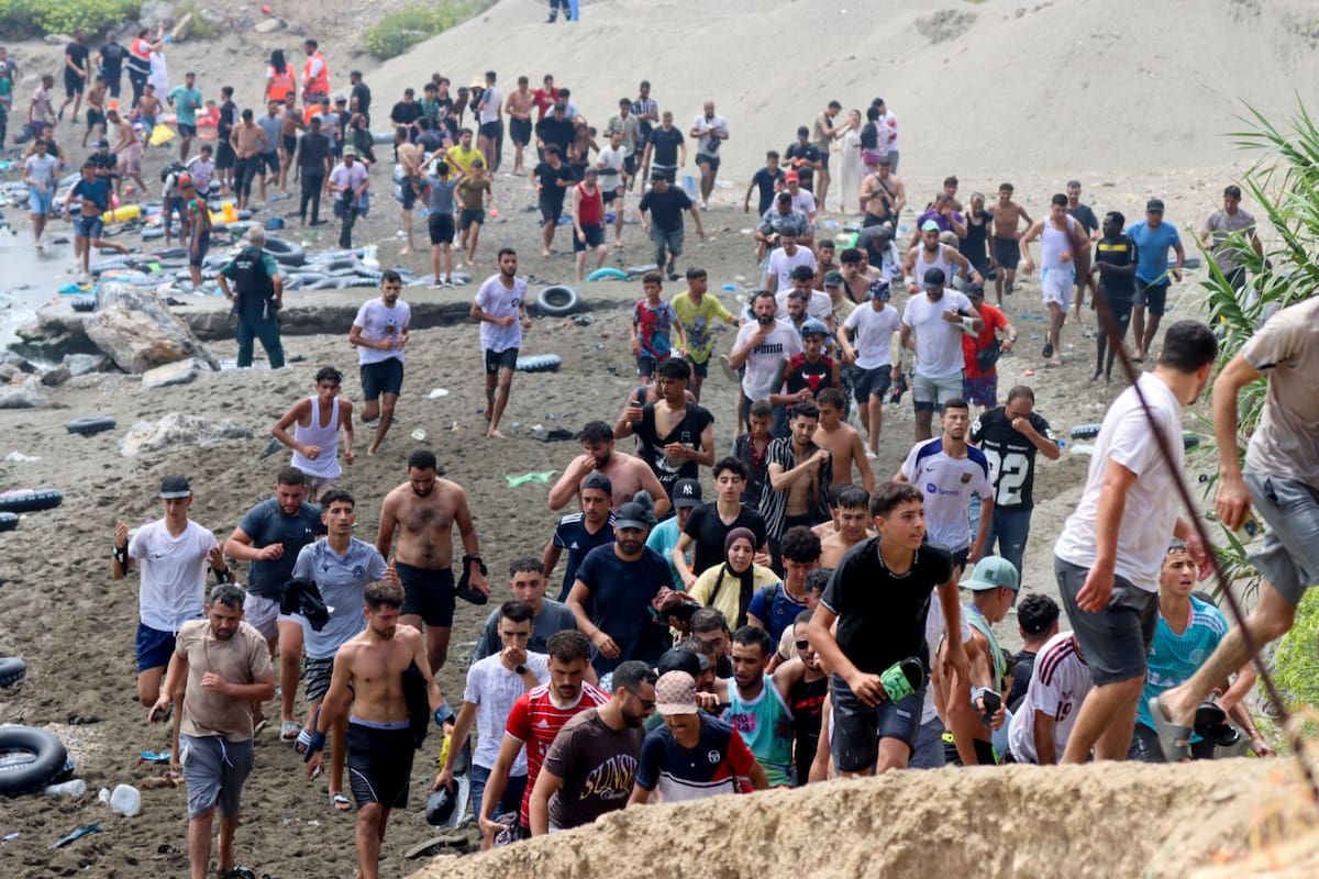 Miles de migrantes acceden al territorio español desde Marruecos a Ceuta, enclave español en el norte de África, 30 de julio de 2026. Los centros de migrantes en la ciudad están superpoblados ya que unas 1.500 personas han cruzado la frontera a Ceuta durante los últimos 9 días, principalmente migrantes marroquíes y argelinos. EFE/Reduan Dris