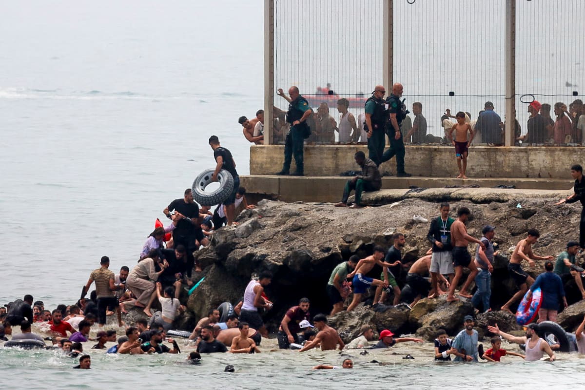 - Miles de jóvenes marroquíes llegaron este jueves a la frontera entre Castillejos (Marruecos) y Ceuta para tratar de cruzar la valla que separa las dos ciudades, según pudo comprobar EFE. Cientos de ellos saltaron las vallas de protección, que no estaban custodiadas en ese momento por policías, y accedieron a Ceuta. EFE/Reduan Dris