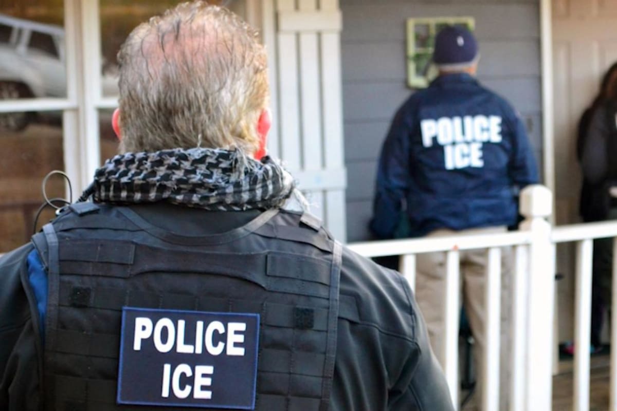 Un grupo del ICE realiza una redada para detener a migrantes indocumentados en Estados Unidos.