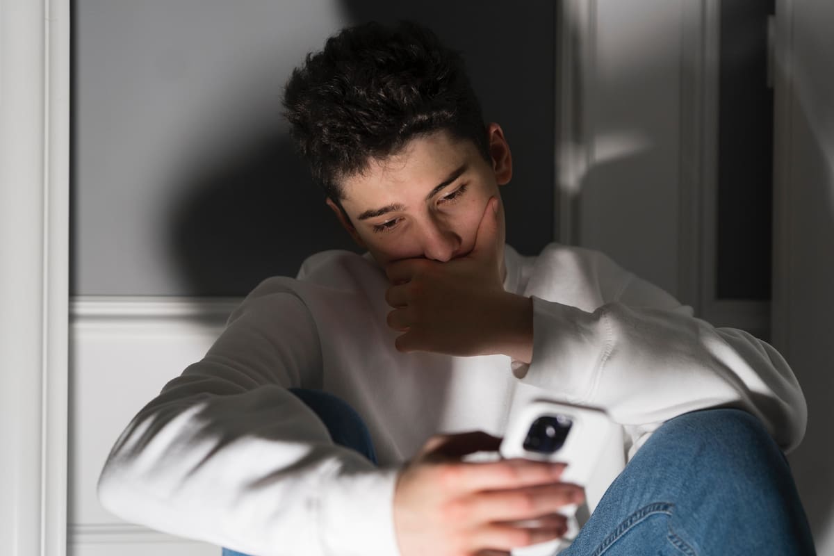 Redes sociales, mensajería y videos cortos concentran gran parte del tiempo en pantalla de los jóvenes, según un estudio que alerta sobre los efectos de la sobreestimulación digital. Foto: Freepik