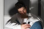 Expertos alertan por el impacto del uso excesivo del celular en la salud mental de los jóvenes