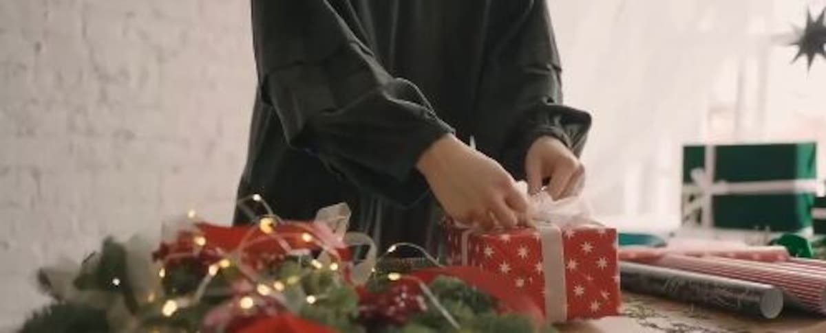 Un hombre fue arrestado por irrumpir en el apartamento de una familia y abrir todos sus regalos de Navidad, según informó la Policía.